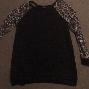 Ladies cheetah print sleeve raglan
